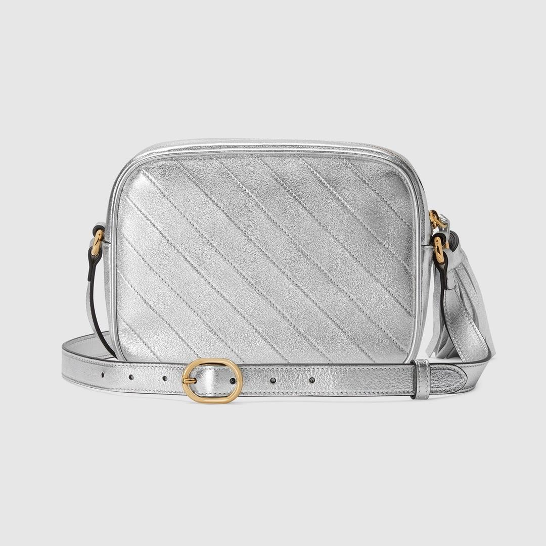 The Gucci Blondie series small shoulder backpack is crafted with a circular interlocking doubl