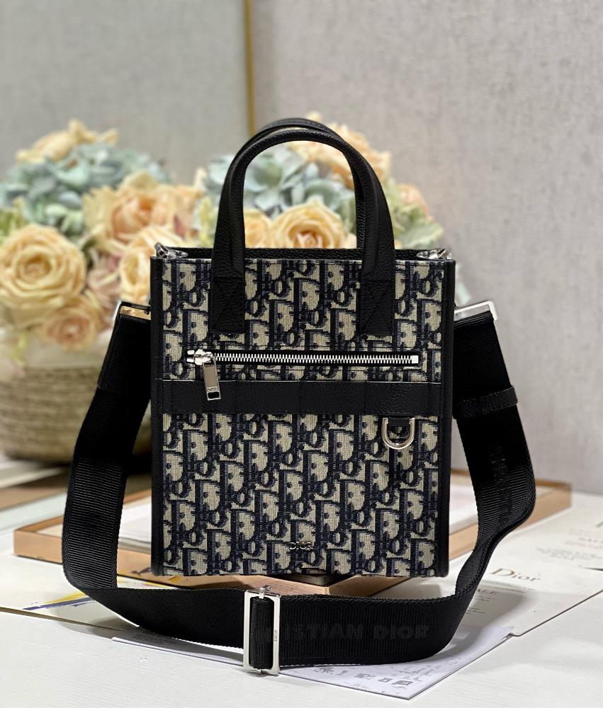 DiorSAFARI NORTHSOUTH Small Handbag Blue ClothThis Safari NorthSouth handbag is a new addition to the 2024 Spring menswear collection combining elega