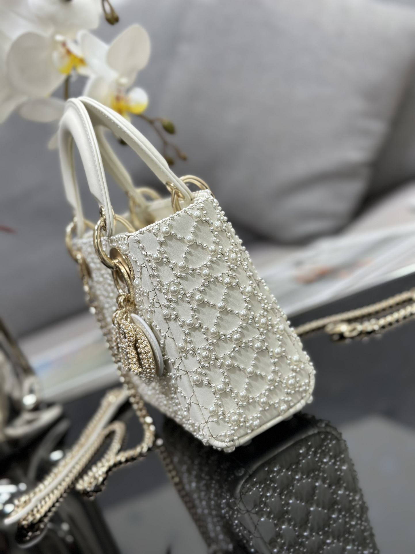 Lady Dior embroidered half a pearl in three squares with imported lamb tendons inside The hand