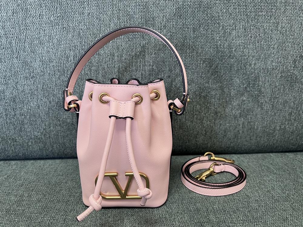 VALENTINO GARAVANIVLOGO SIGNATURE Soft Sheepskin Mini Bucket Bag Thanks to the design of detachable