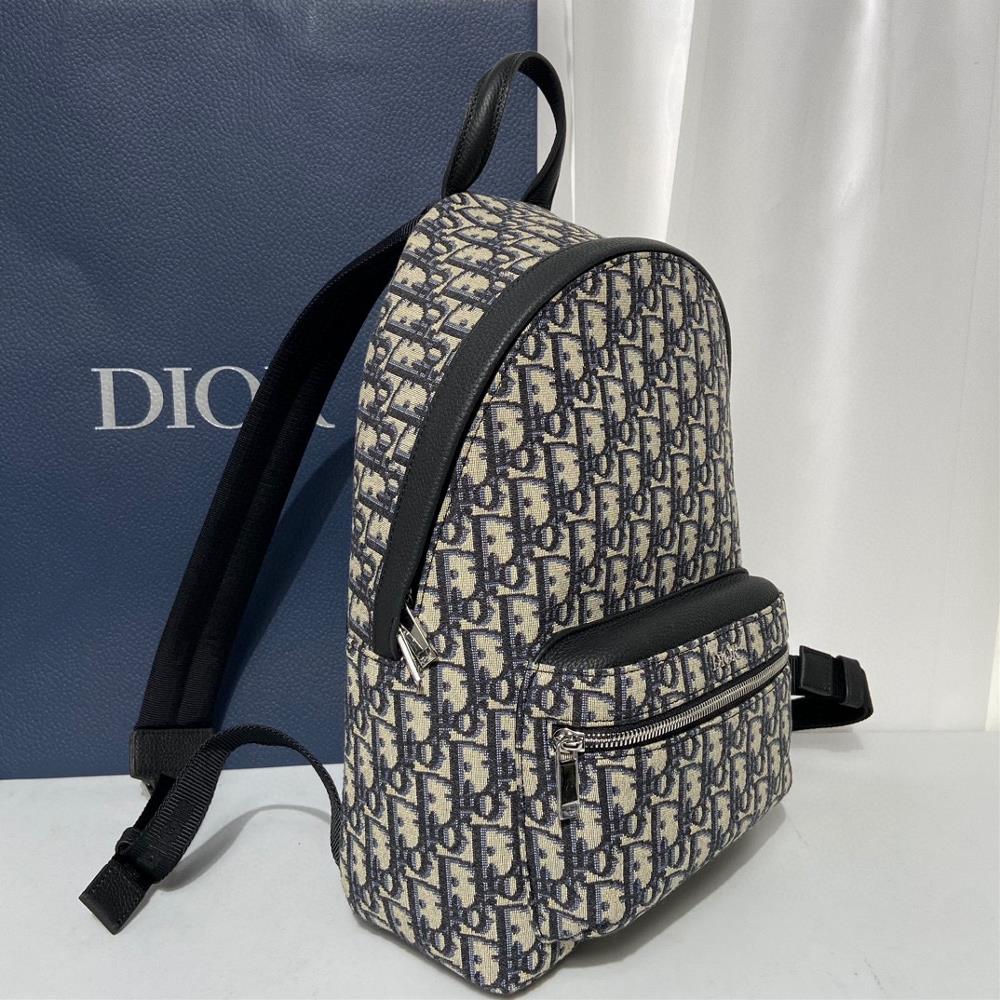 DIOR Oblique Backpack This is a DIOR Oblique backpack that can be used as a couples outf