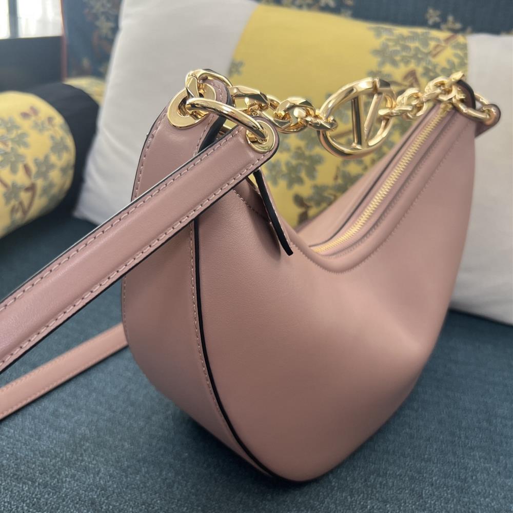 The 2080B Litchi Grain HOBO handbag is the epitome of sophistication and elegance The lit