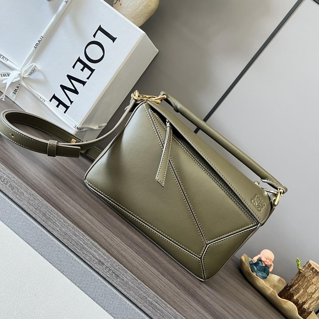 Model 3001Imprinted Logo Small Puzzle Handbag ArrivedLOEWEs debut handbag Rectangular cuboid shape