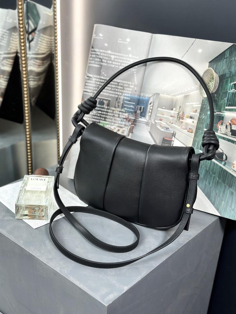 Brand new handbag black Size 25178cm Exquisite workmanship simple and elegant silhouette