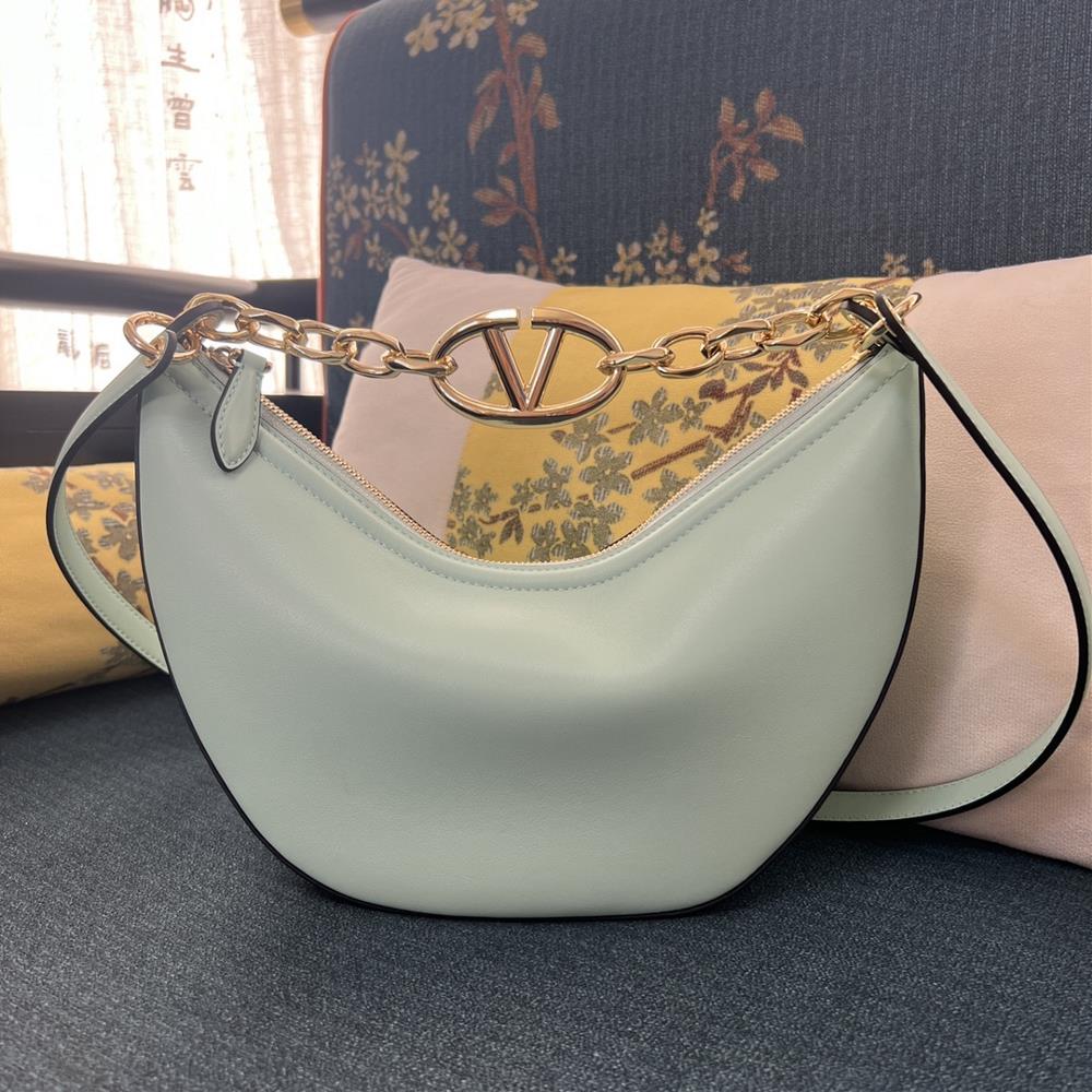 Small model 2080B plain weaveGARAVANI VLOGO MOON small chain leather HOBO handbag Thanks to a chain and detachable leather shoulder straps this hand