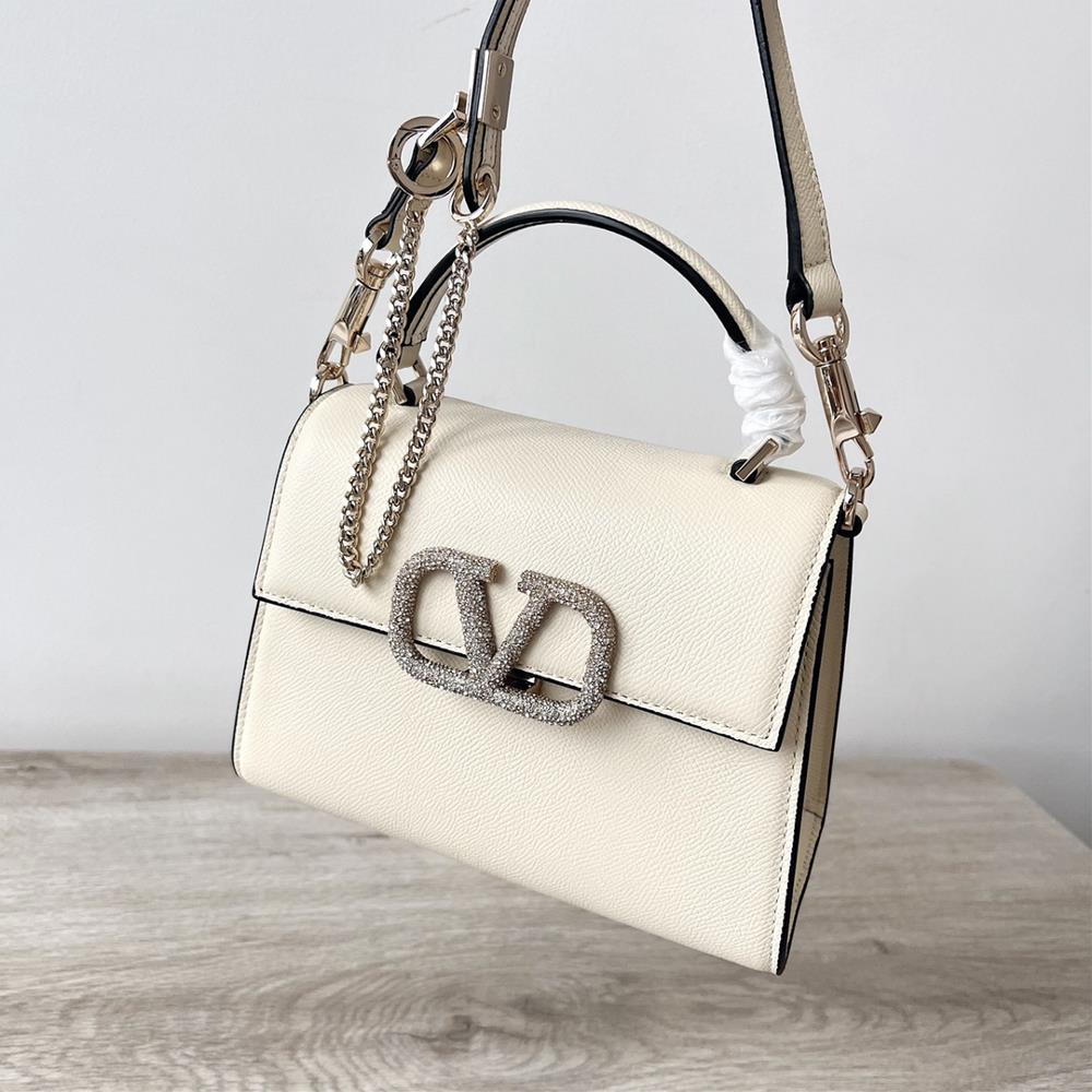 Mini Valentino Garavani VSLINGPaired with an extendable color matching shoulder strap and