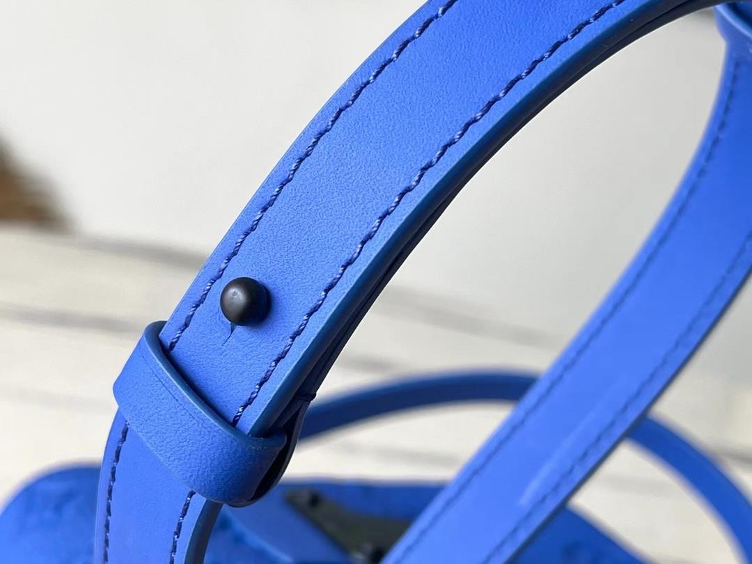 The M82568 blue SLock Vertical mini handbag features an iconic SLock buckle inspired by G