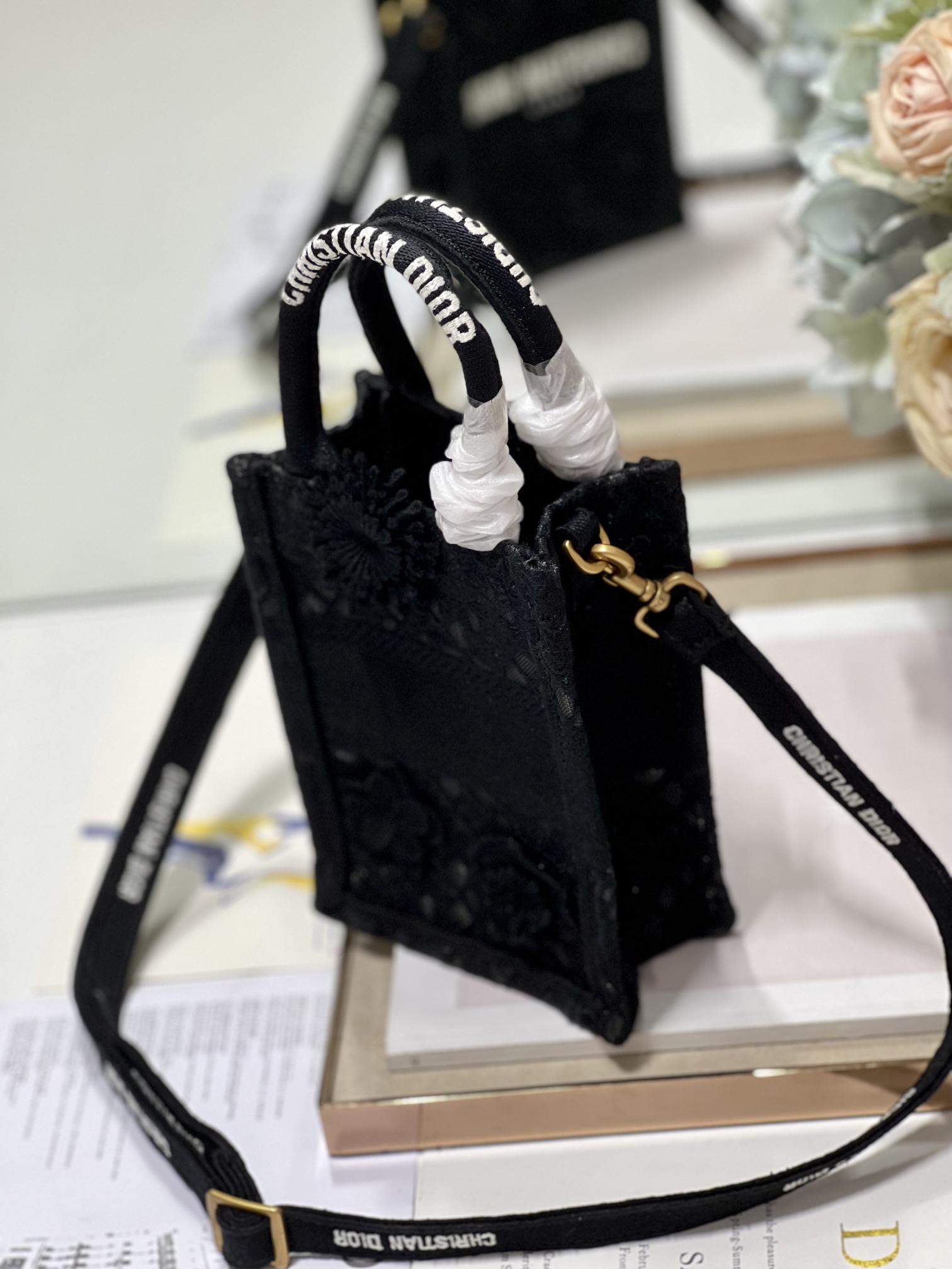 Dior Mini BOOK TOTE Mobile Bag Fish Silk BlackThis phone bag is a new product of this season d