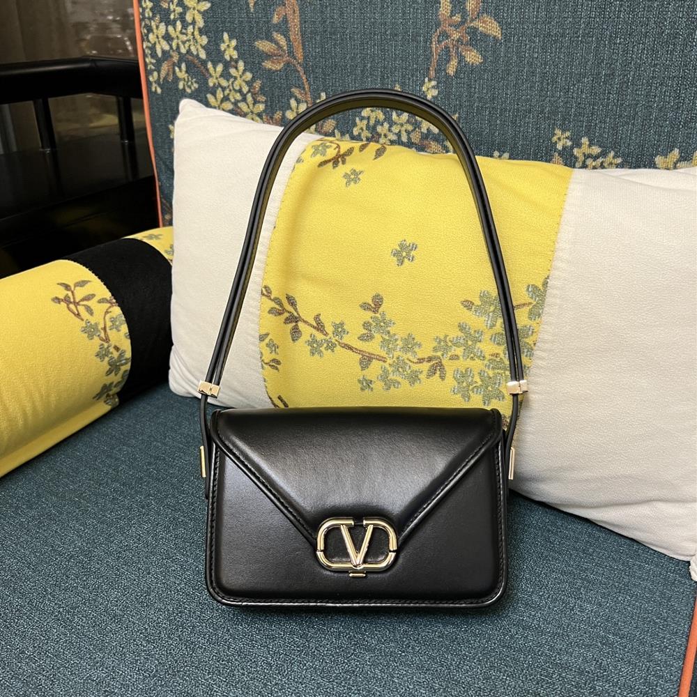 Model 1050S SmallGARAVANI LETTER small calf leather handbag with VLOGO SIGNATURE snap closureEquipped with detachable chain shoulder straps the cross