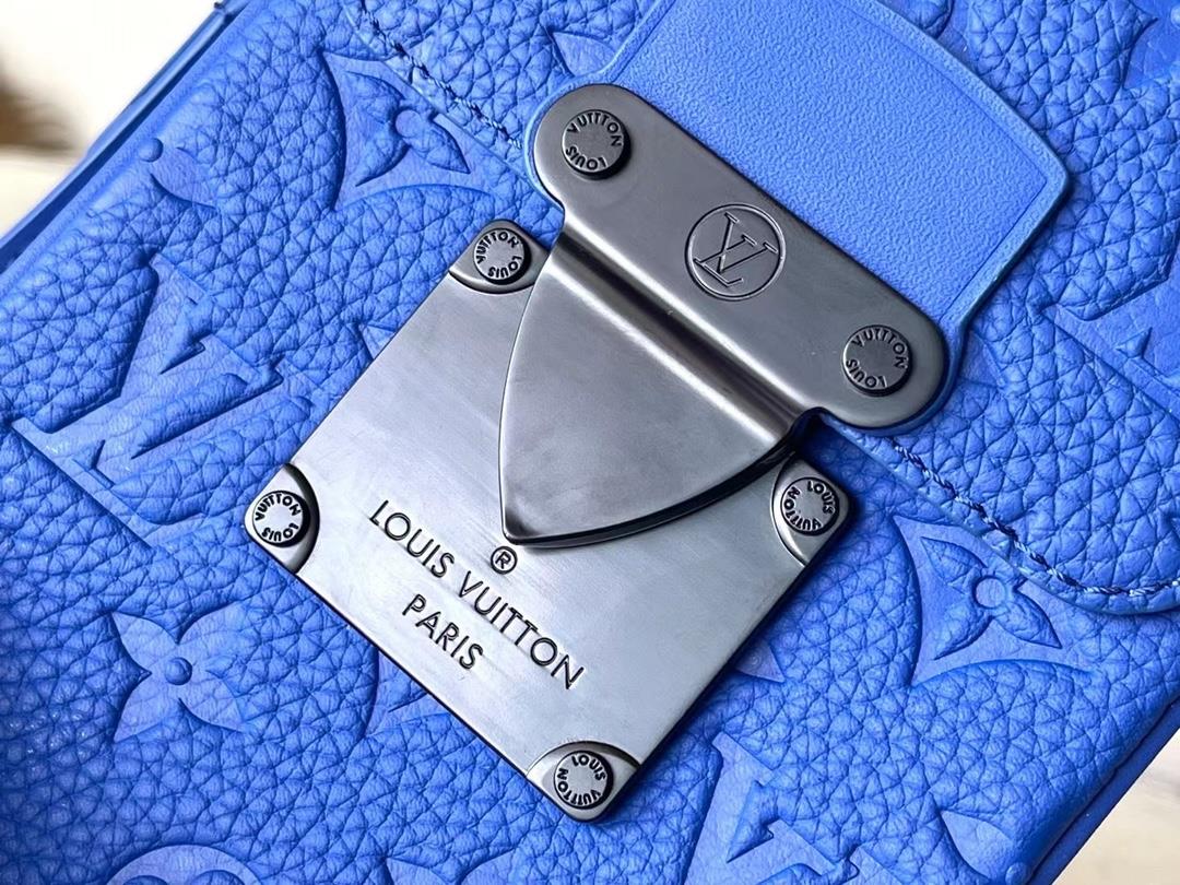 The M82568 blue SLock Vertical mini handbag features an iconic SLock buckle inspired by G