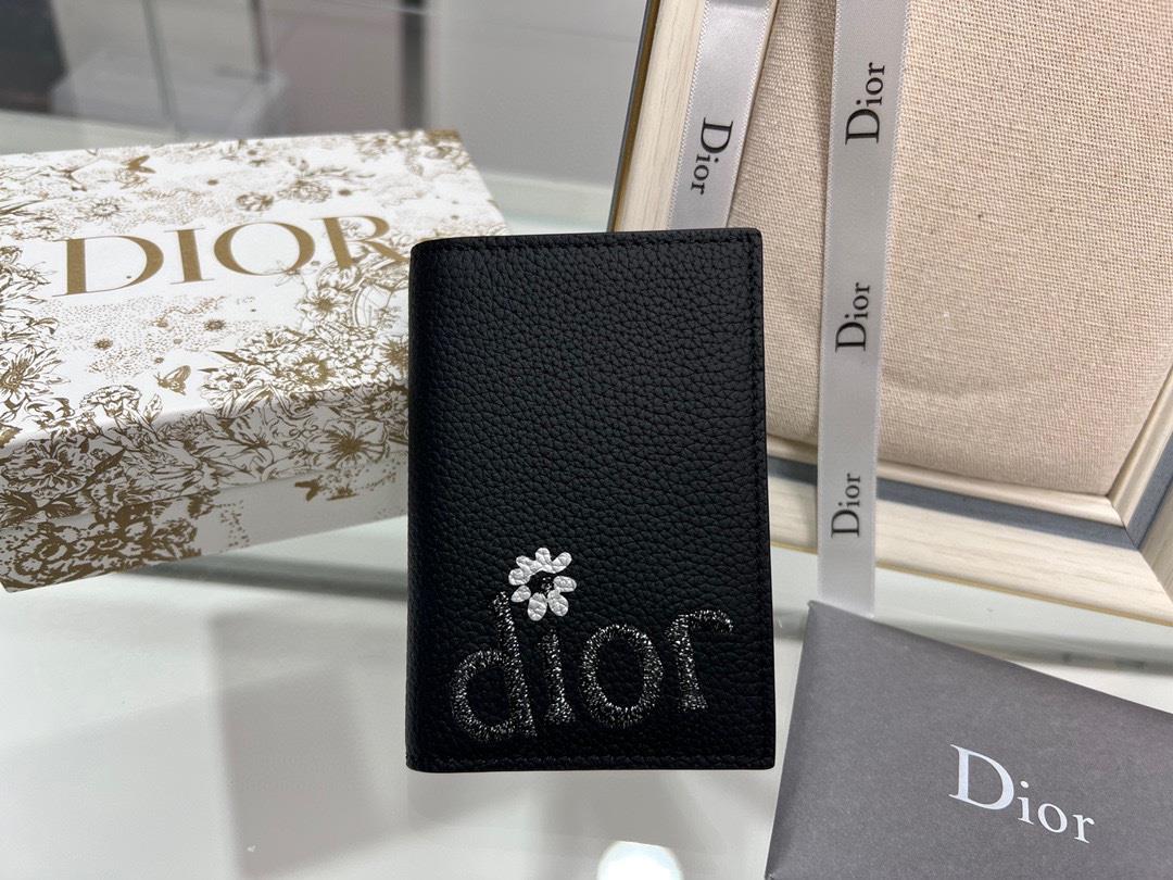 DIOR short clip This double fold clip is practical yet elegantThere are three card slots on both s