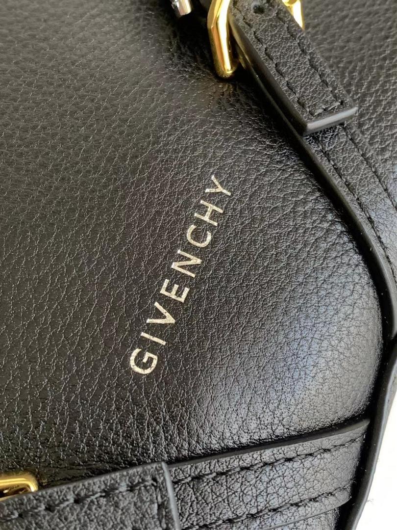 givency Voyou Underarm BagThe newly launched latest handbag VOYOU symbolizes that your lea