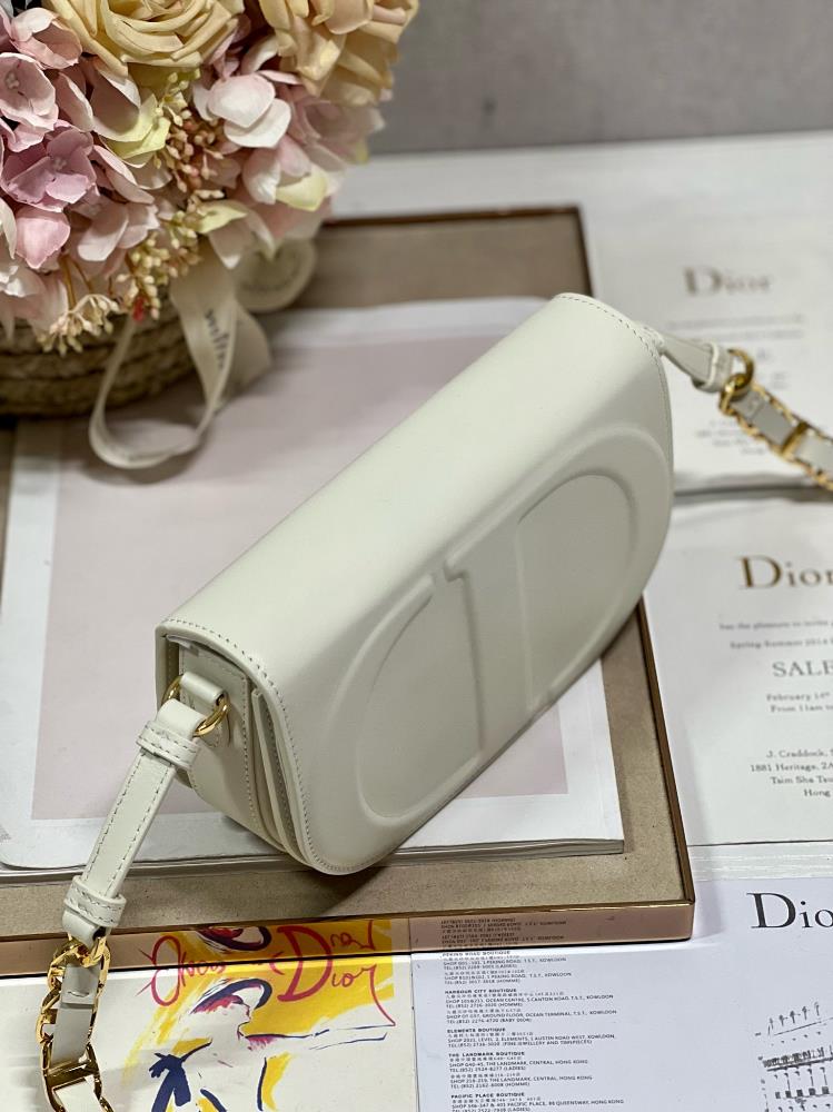 Dior CD Signature handbag whiteThis CD Signature handbag paired with shoulder straps is