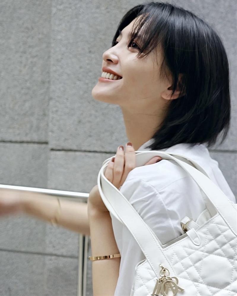 White trumpet Handbag a popular itemThe one that comes out immediately and is in short su