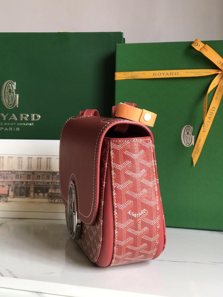 GOYARD 233 lll retains the iconic elements of the classic version such as eyecatching me