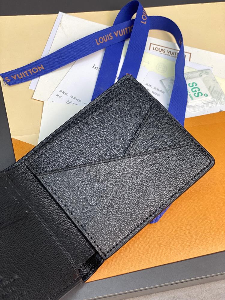 However what truly sets this wallet apart is the luxurious ostrich leather used in its co