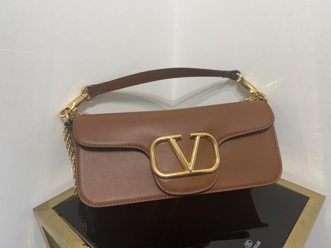 Large new Loc calf leather handbag decorated with metal VLogo SignatureEquipped with detachabl