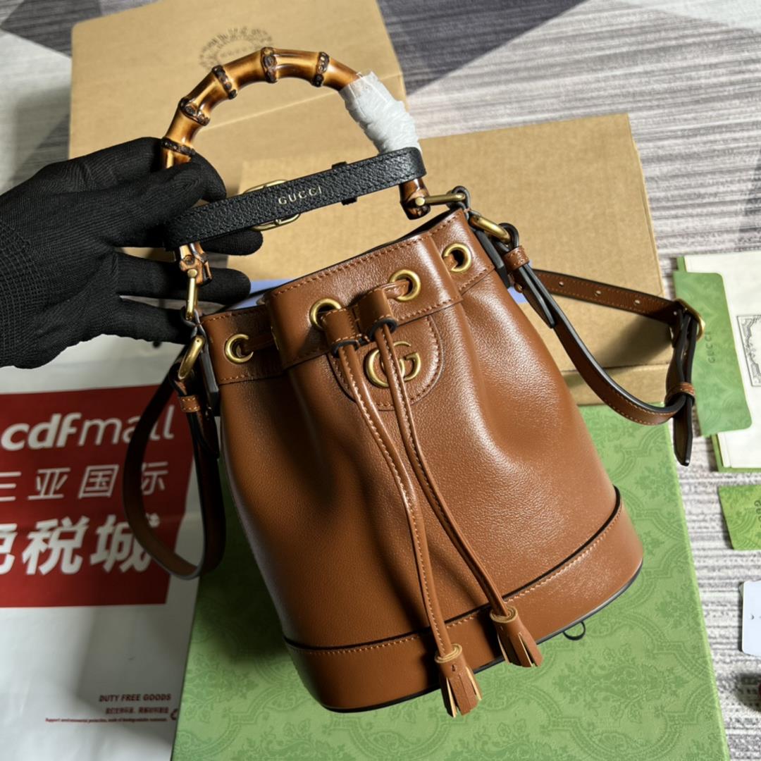 Equipped with a complete set of counter green packaging GG this mini bucket bag combines two r