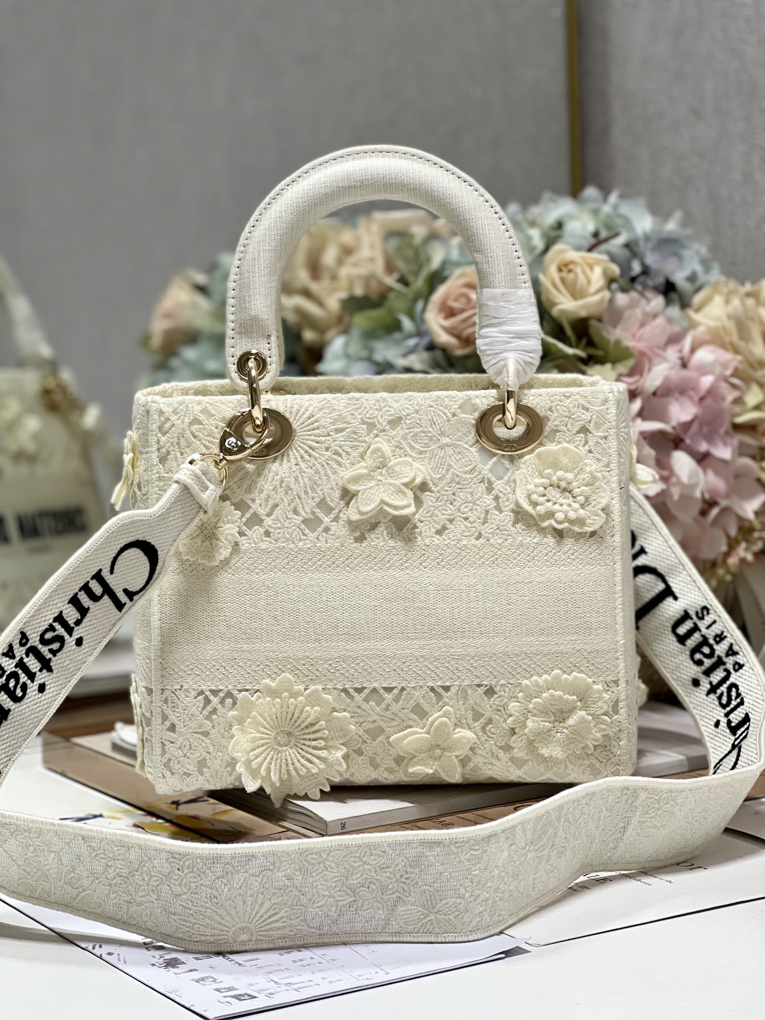 Fish silk white five grid embroidered Dai Fei L embroidered Dai Fei bag Cs D logo is fashionab