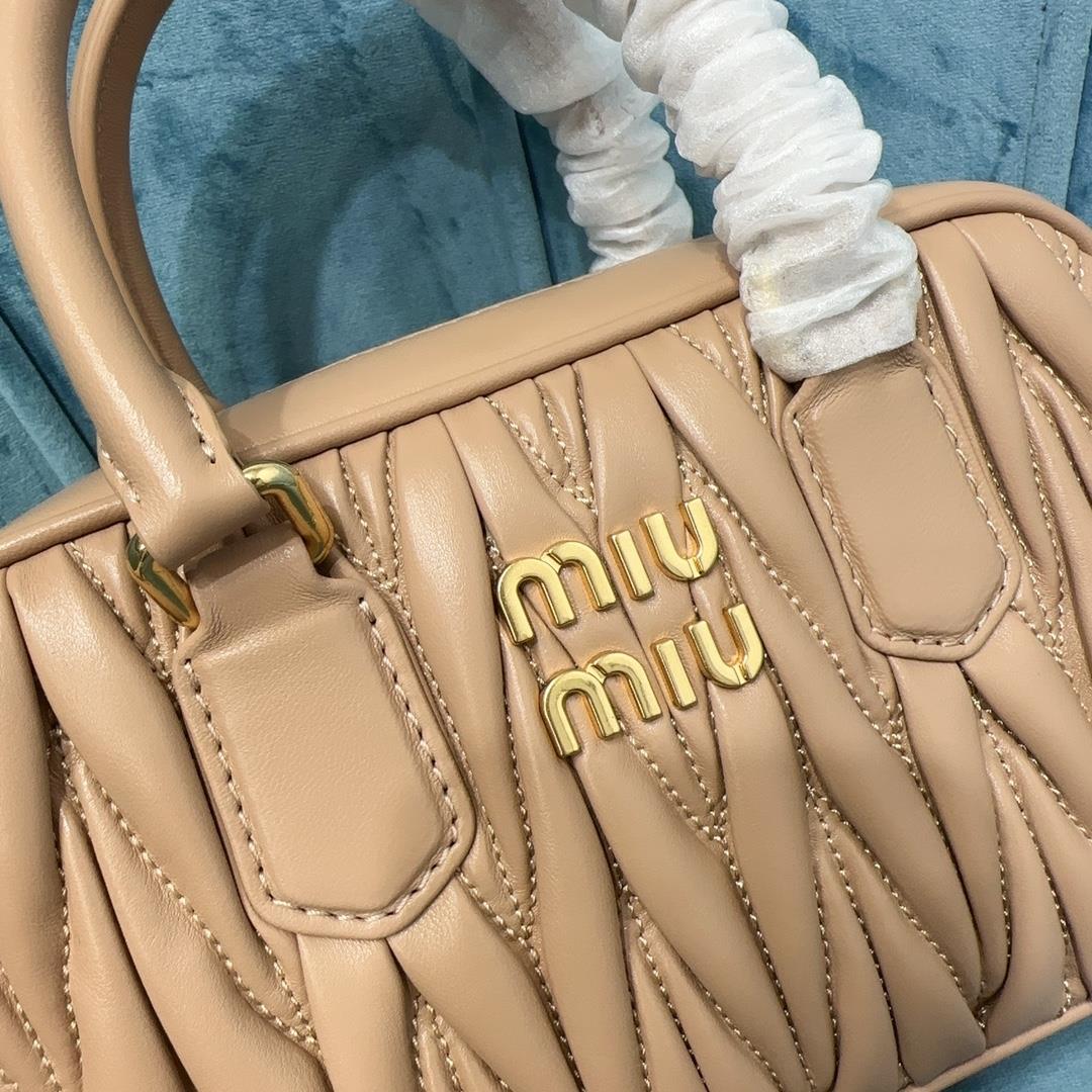 5BB123 MiuMius new Too Pretty Bowling Handbag is made of imported lamb skin classic brand