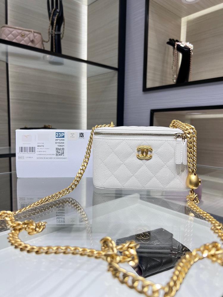 chanel 23P New Box Bag with the Most Beautiful Love Adjustment BuckleAdjustable chain Caviar is crafted with a double c embossed logo exquisite and s