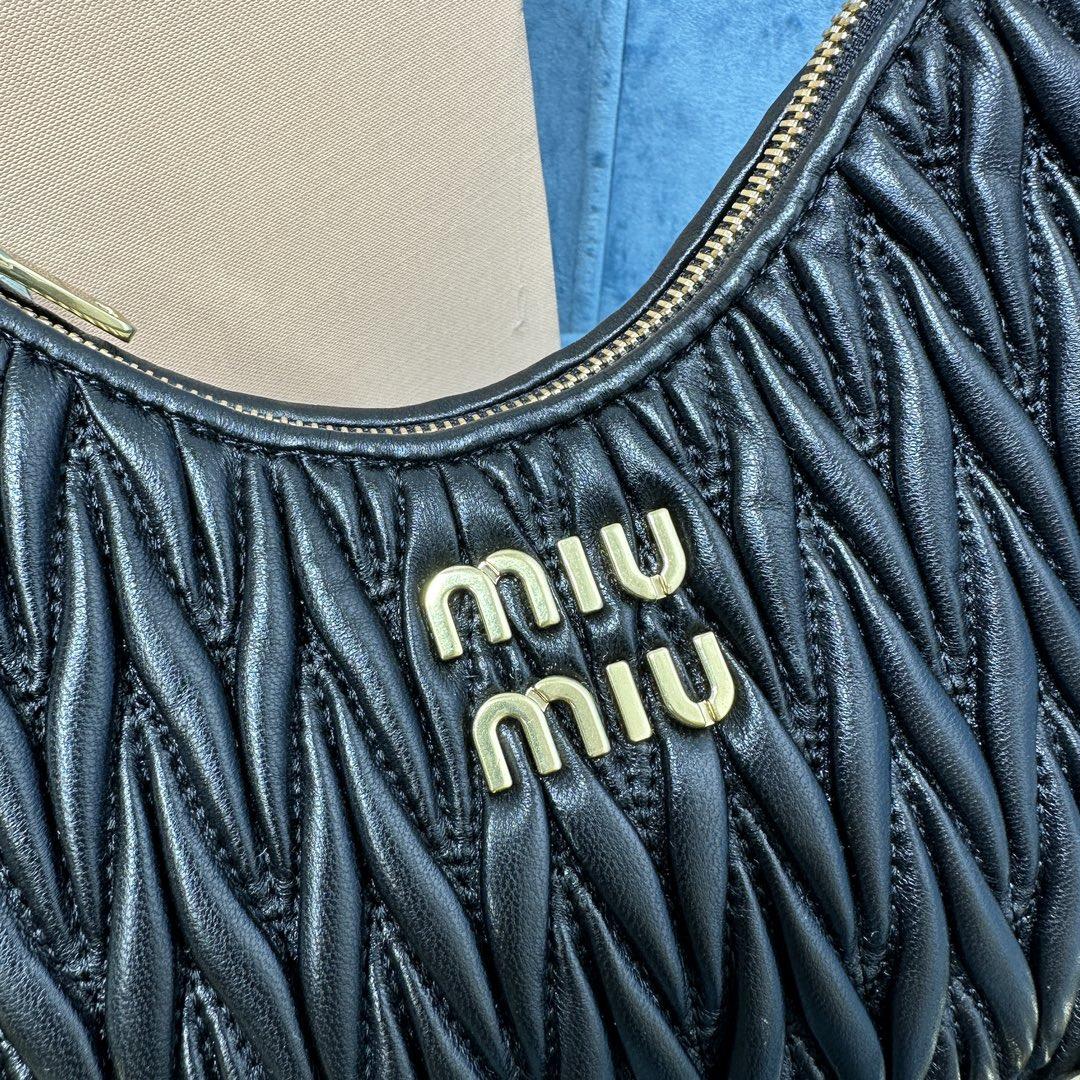 5BH211 New Miumiu Pleated Chain Bag This brand new soft sheepskin shoulder bag features ex