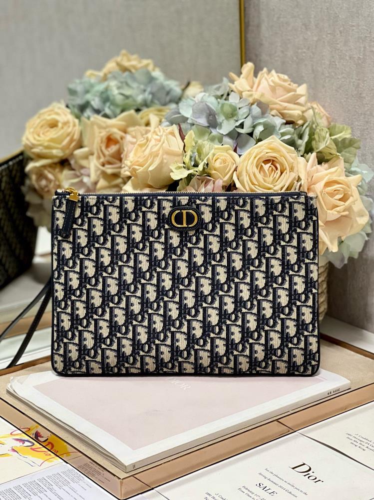 Dior New Handbag Cloth BlueThis handbag is stylish and minimalist Crafted with beige and deep blue Oblique printed fabric embellished with deep blue