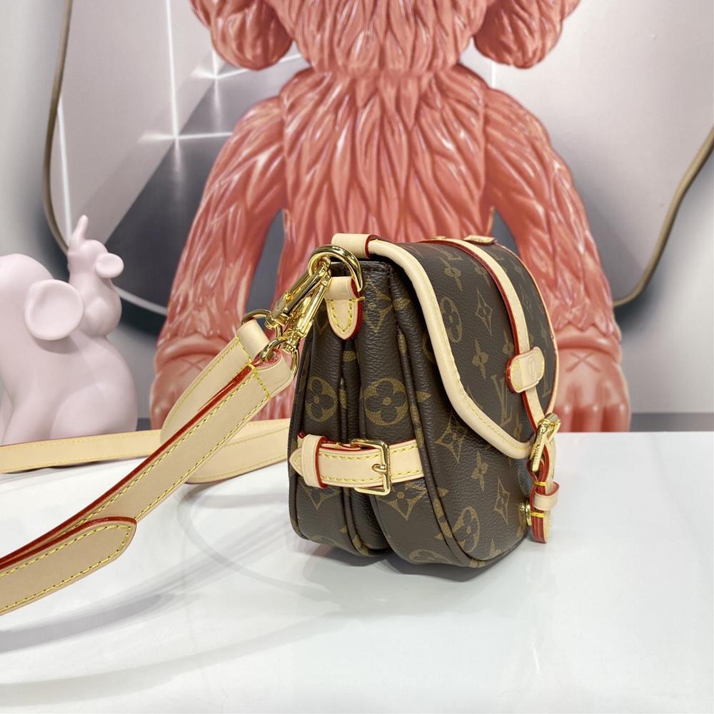 The M46740 vintage mini Gemini Saumur BB handbag reinterprets the beloved archive design i