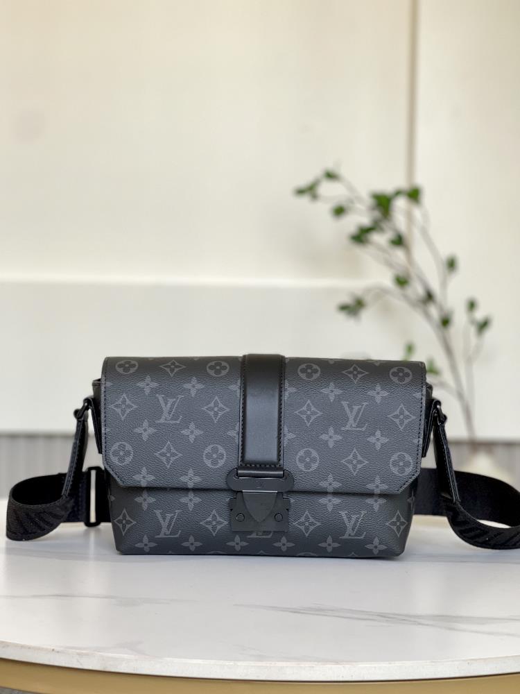 M46794 Black FlowerThe SCape messenger bag is made of Monogram black patterned Taurillon leather with a novel opening and closing design that traces