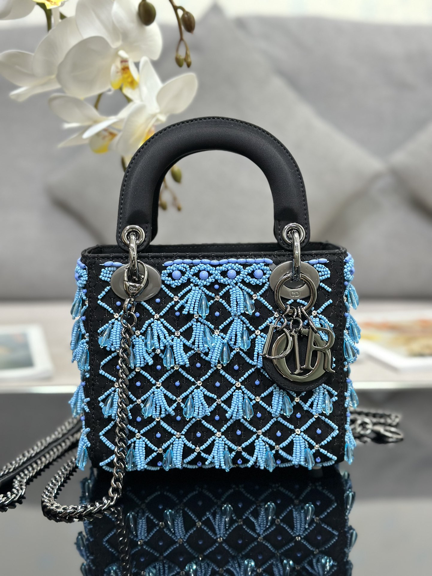 Lady Diors new three grid embroidered water drop blue bead is a brand new item of this season fully 