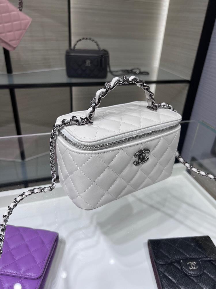 When I first laid eyes on the Chanel bag AP3593Y I knew it was the one for me Its sleek