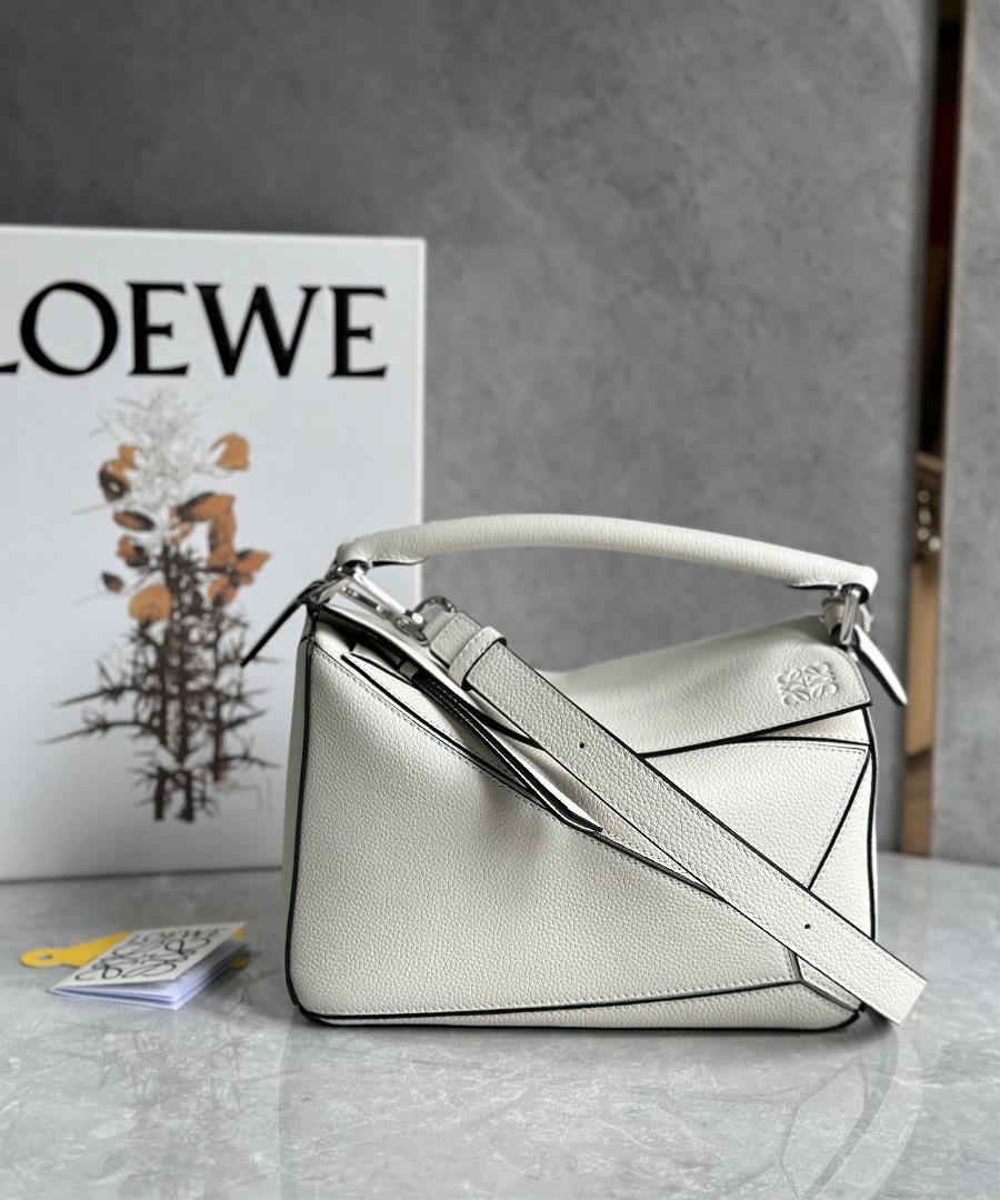 Small size LOEWE Luo Yiweis classic popular Puzzle geometry bag is a small size The counter synchron