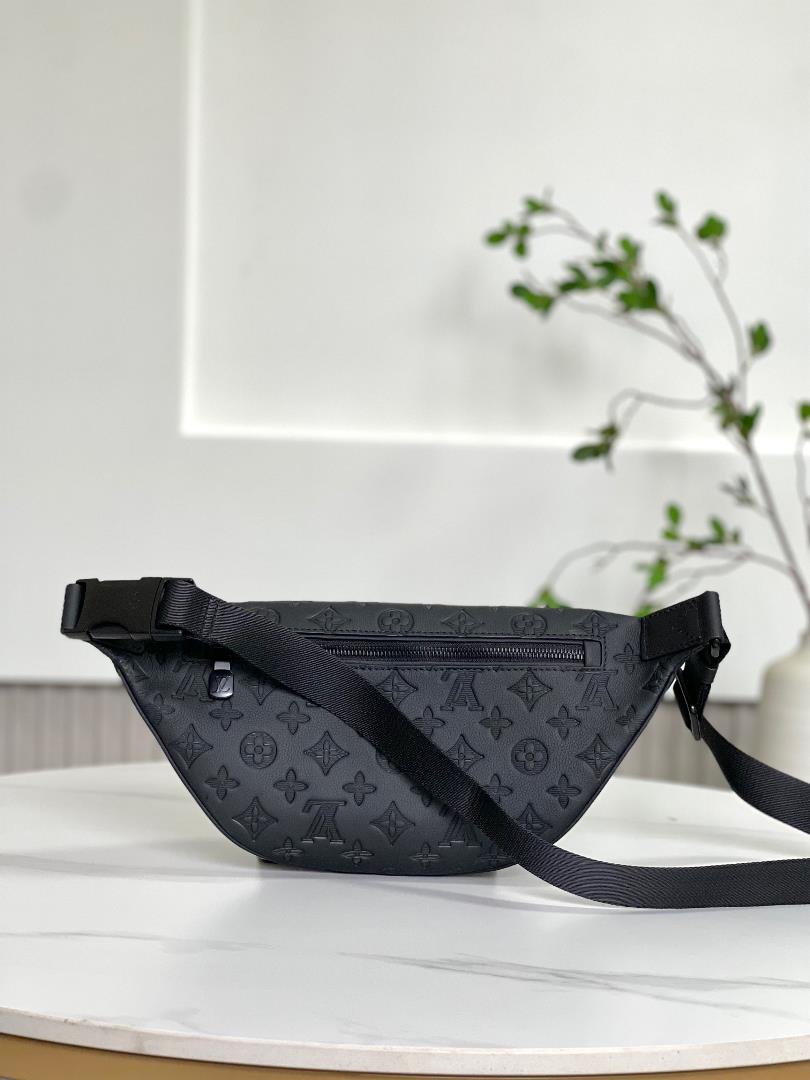 M46036 new black embossing This Discovery waist pack is made of soft Monogram Shadow embos