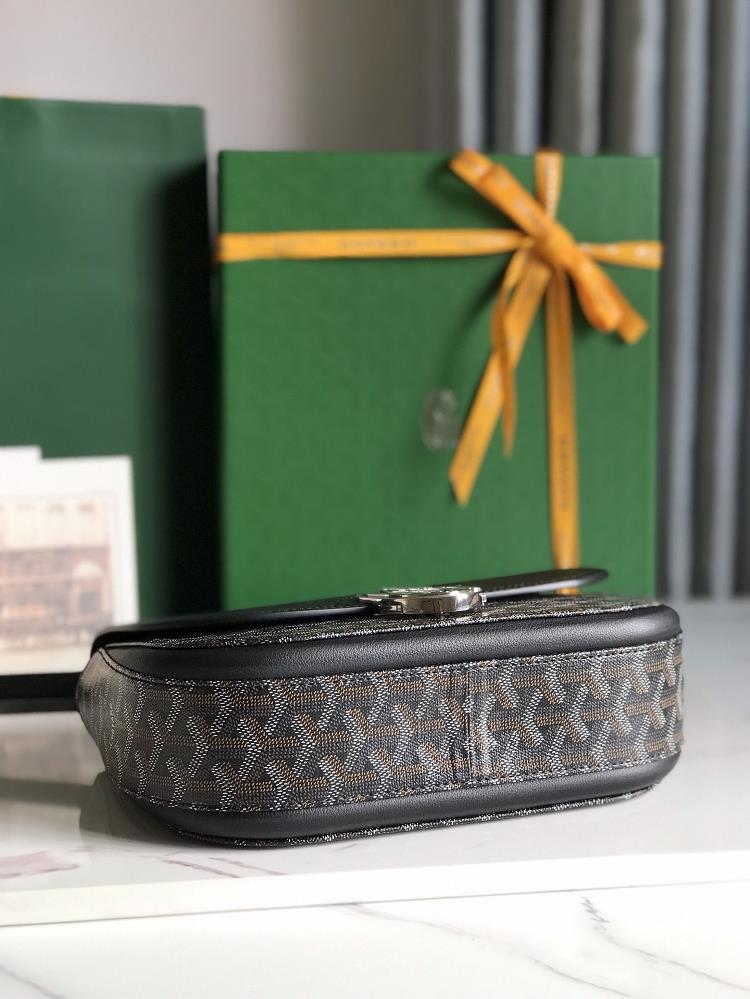 GOYARD 233 lll retains the iconic elements of the classic version such as eyecatching me