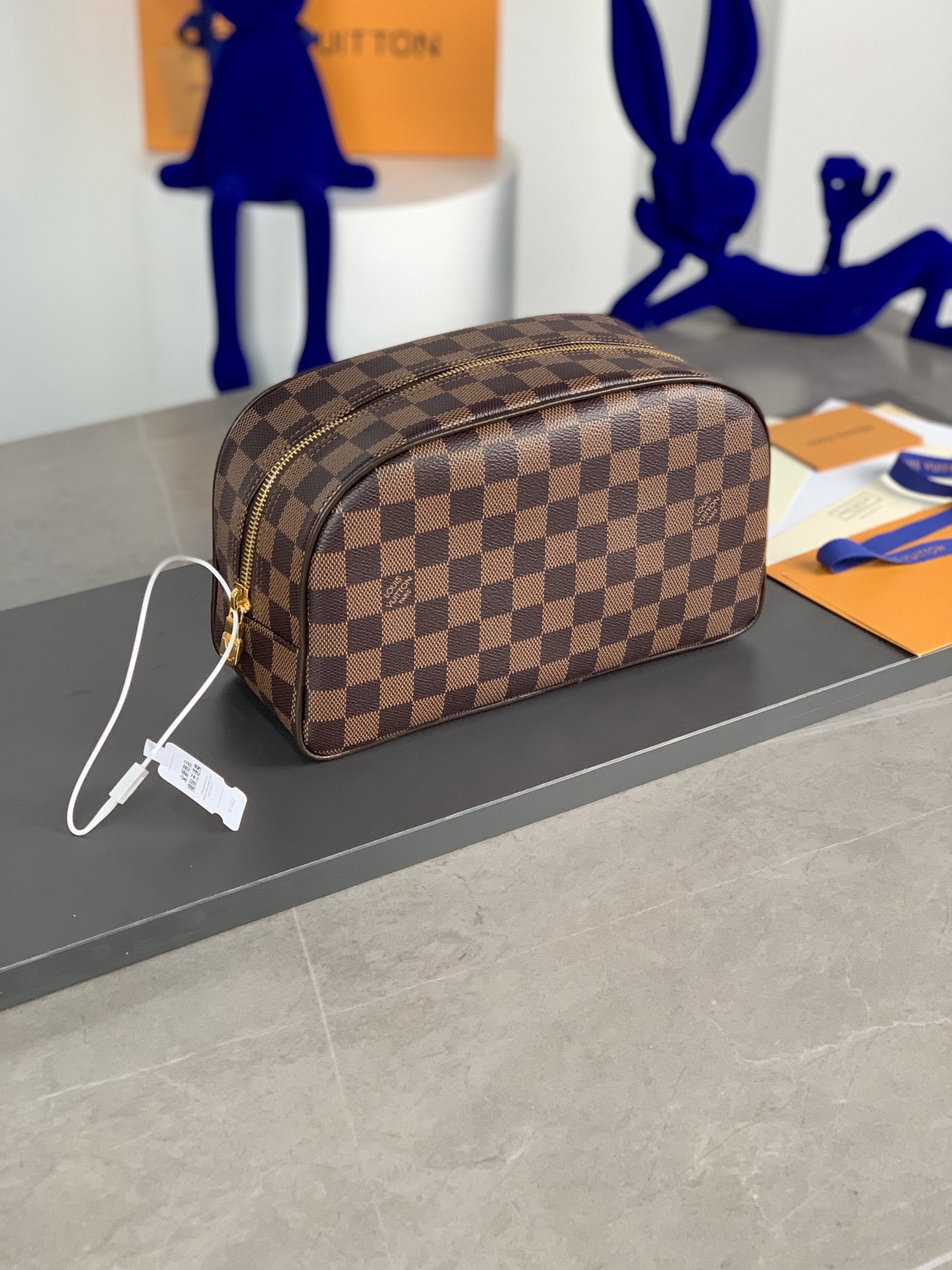 47527 New coffee bar Makeup bag This Damier canvas toilet bag has a slightly circular pocket s