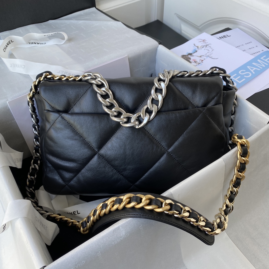 1161 Medium Silver Chain Ohanel Autumn/Winter 19Bag with All Classic Pillow BagThis bag was de