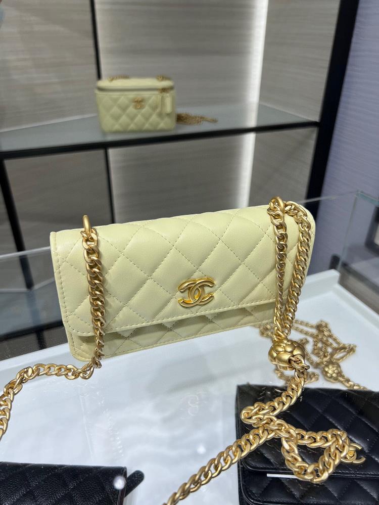 Chanel 23P New Phone Bag Sheepskin Most Beautiful Camellia Adjustment BuckleExquisite an