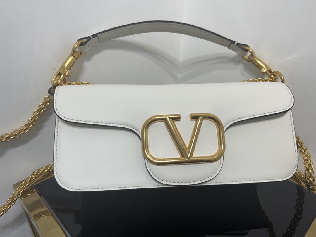 Large new Loc calf leather handbag decorated with metal VLogo SignatureEquipped with detachabl