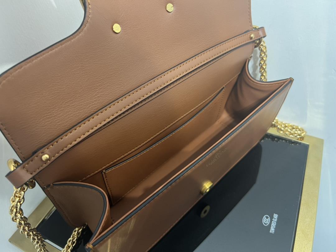 Large new Loc calf leather handbag decorated with metal VLogo SignatureEquipped with detachabl