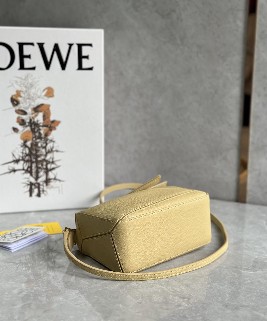 Mini LOEWE Luo Yiweis super cute mini geometry bag PUZZLE NEW is full of cool fashion sense bi