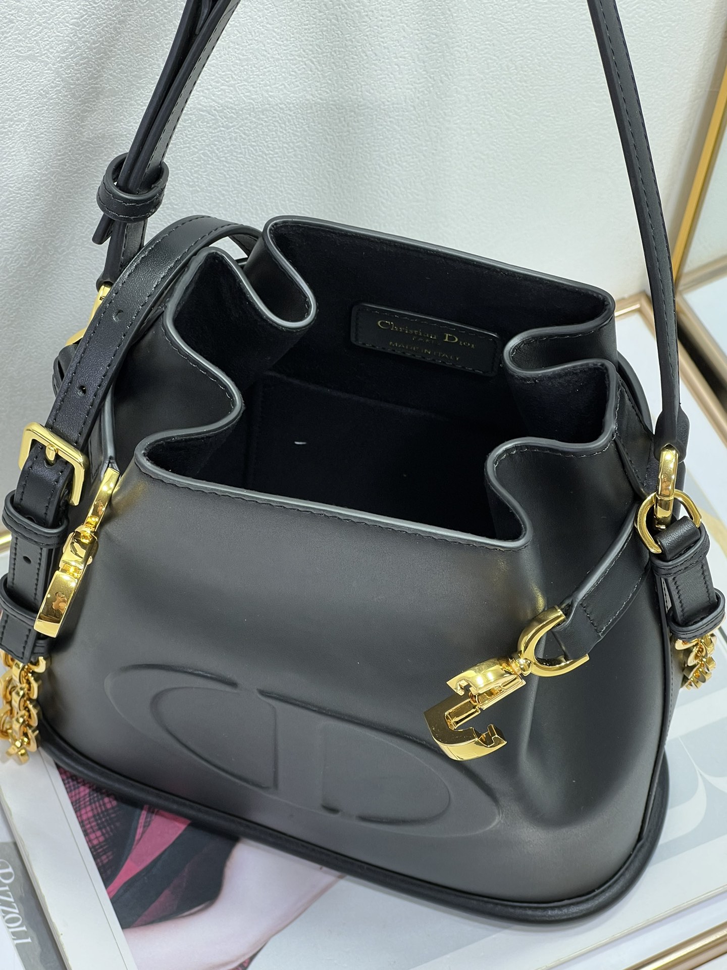 3314 Dir Oblique bucket bag 24cm
NoZfYTJCTW5nUEgNxERSvJrgyRShso84dwETJ5bR4MH0mUgxzNmmCr69z8Xz