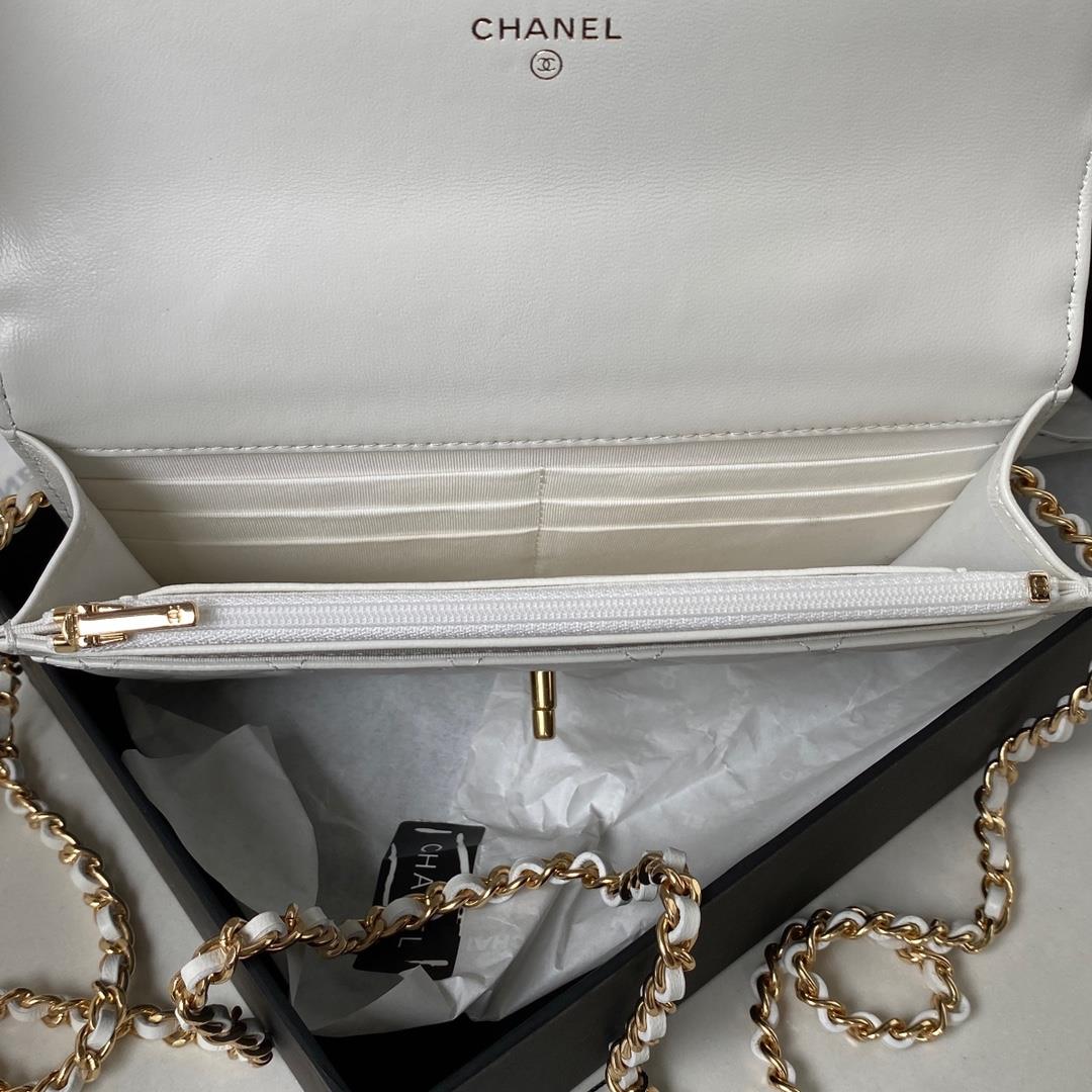 chanel NewPearl Handle AP3504 white At first sight I fell deeply in loveImported lamb ski