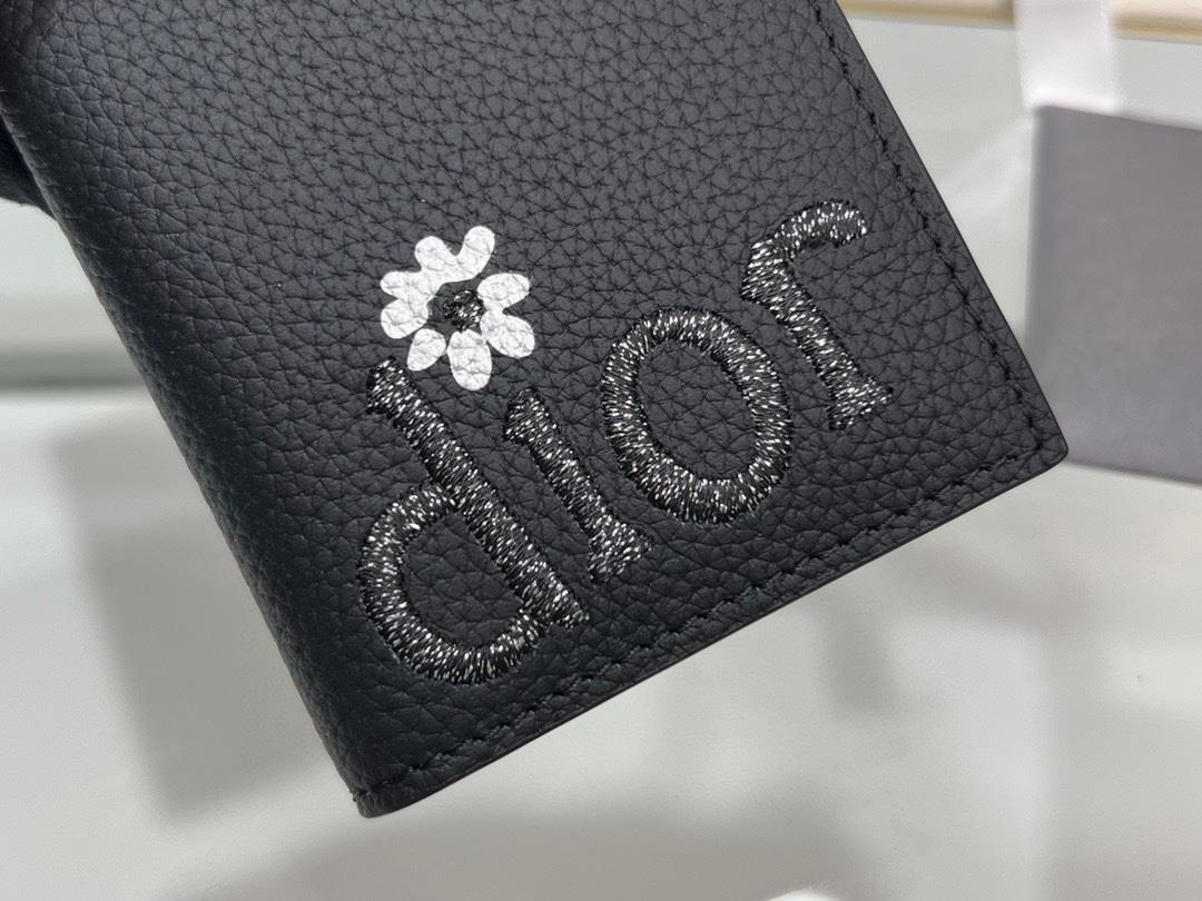 DIOR short clip This double fold clip is practical yet elegantThere are three card slots