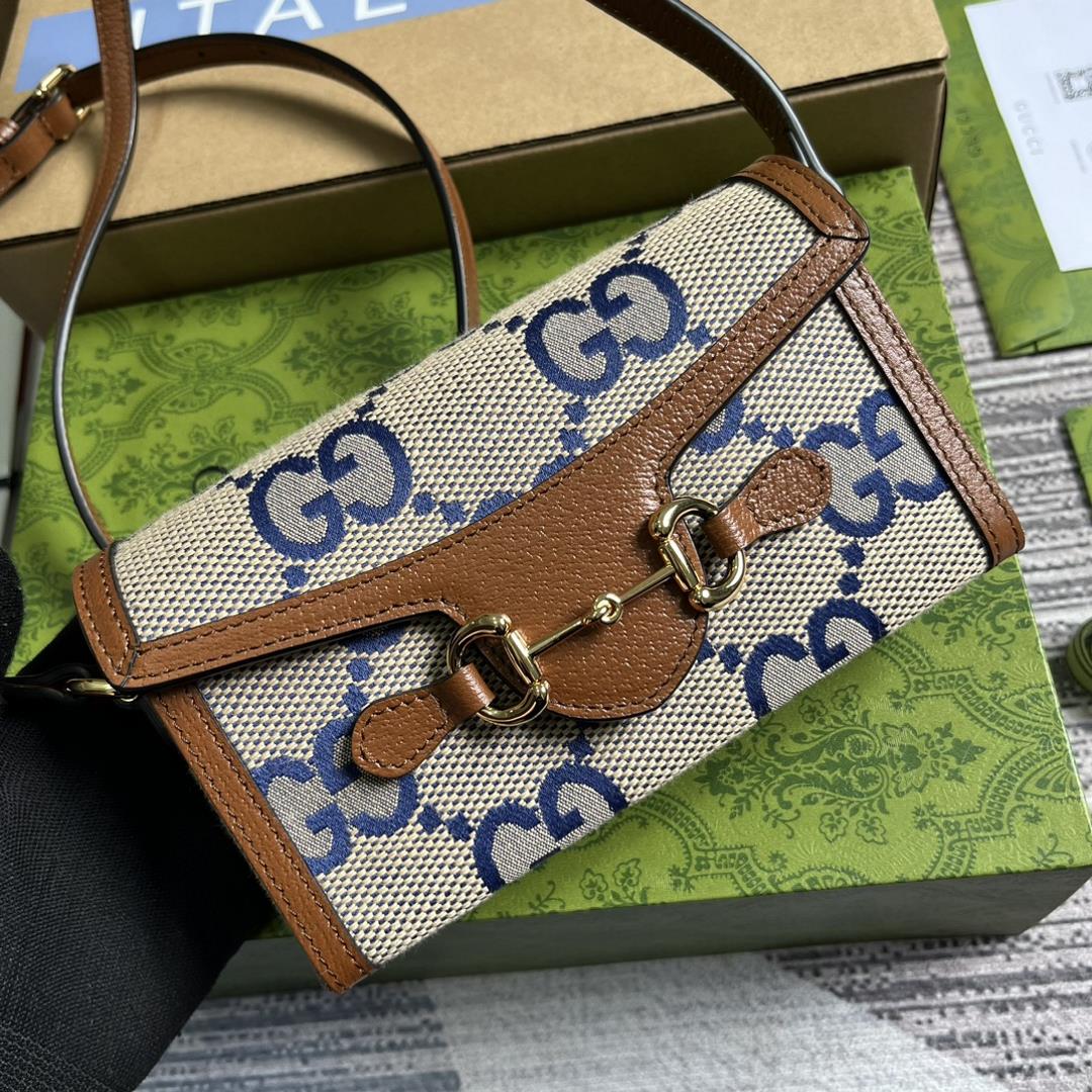 equipped with a complete set of packaging this handbag is a masterpiece of the Gucci Hors