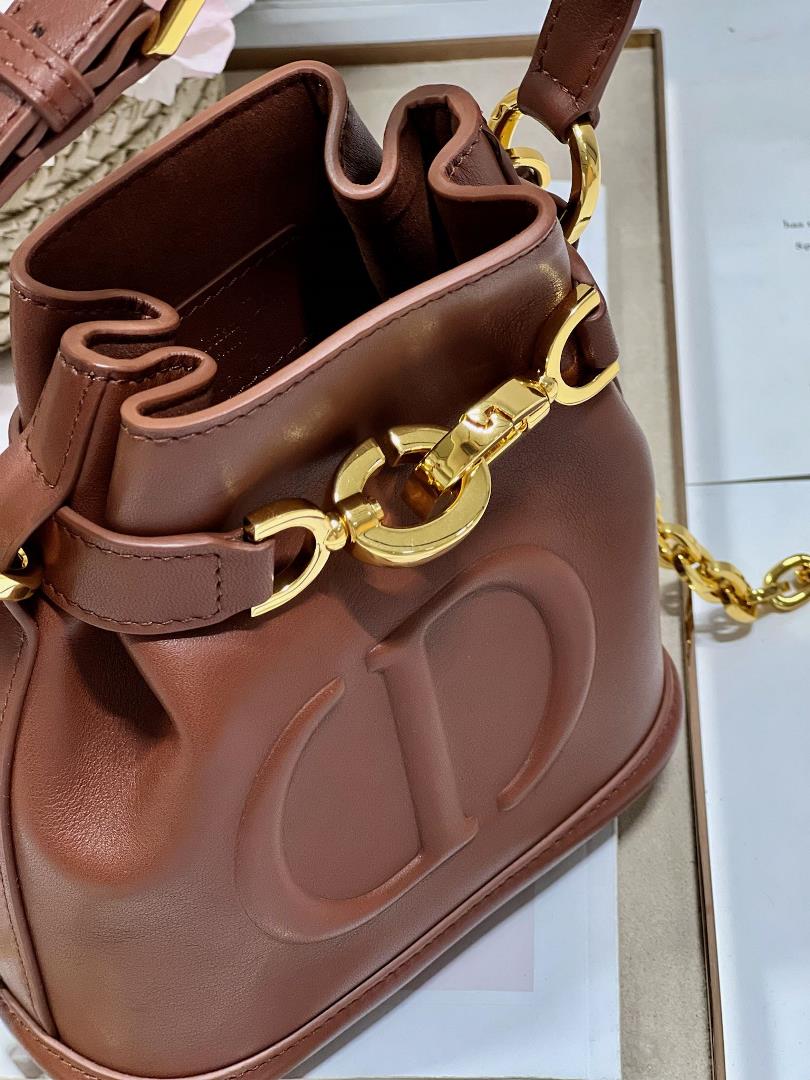 CEST DIOR Small Handbag BrownThis Cest Dior handbag is a new autumn 2023 item elegant and clas