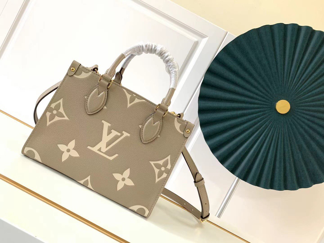 M45655 M45653The Ontogo Small Tote Bag draws inspiration from the classic Sac Plat handbag from 1968