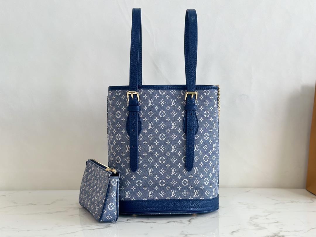 M42238 blueThe denim bucket bag series is made of soft MONOGRAM fabric and imported hardware The det