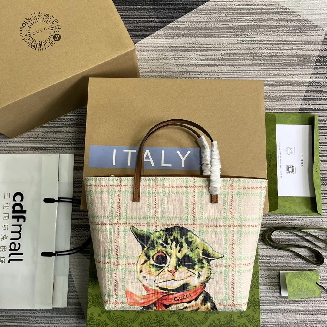 Equipped with a full set of counter packaging the GG SpringSummer new mini shopping bag has al