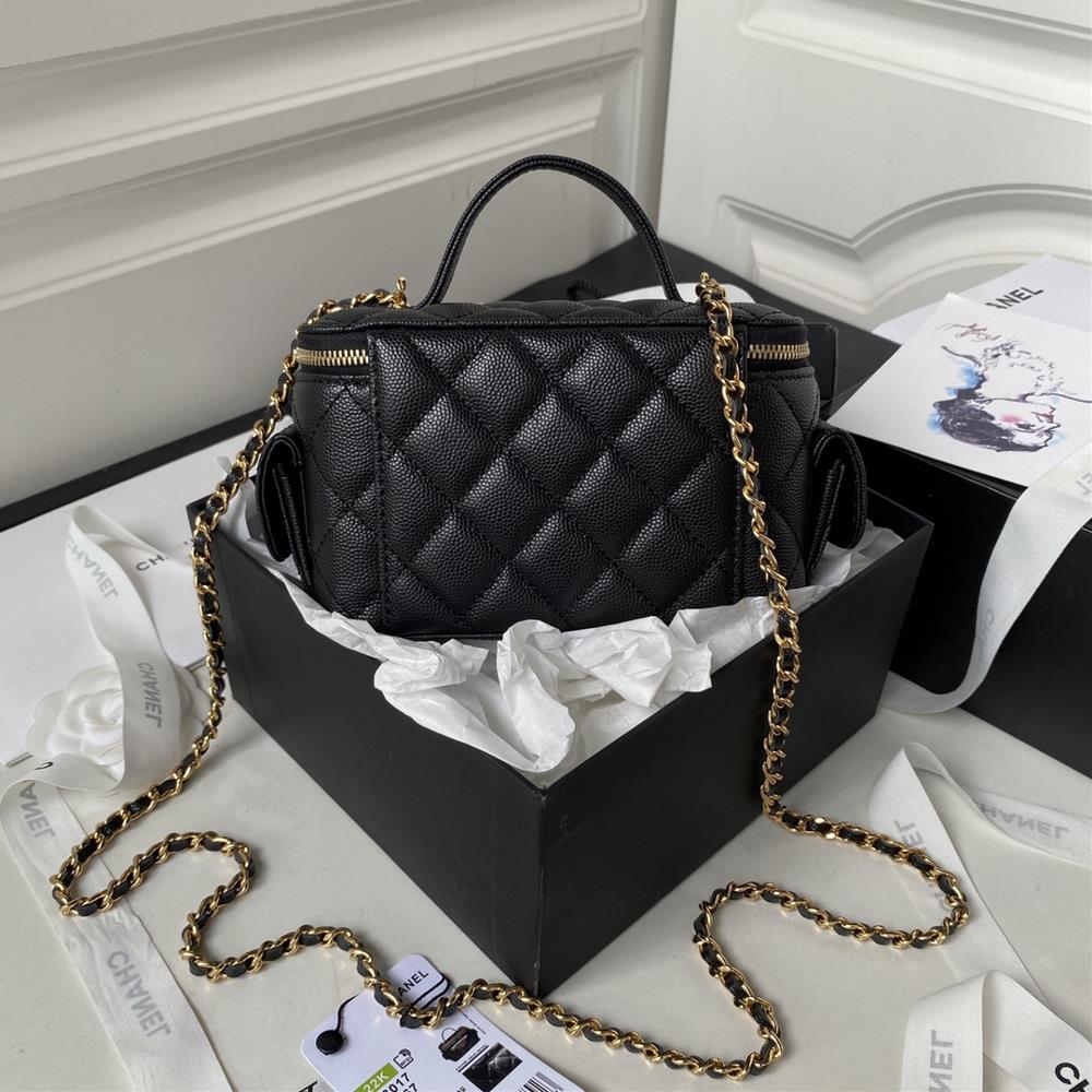 Chanel granular calf leather AS3017Cargo makeup bagThis product is made of granular calf l