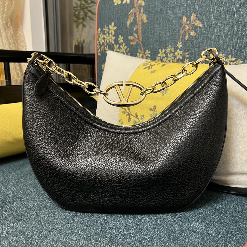 Large model 2081A Litchi grainGARAVANI VLOGO MOON small chain leather HOBO handbag Thanks to a chain and detachable leather shoulder straps this han